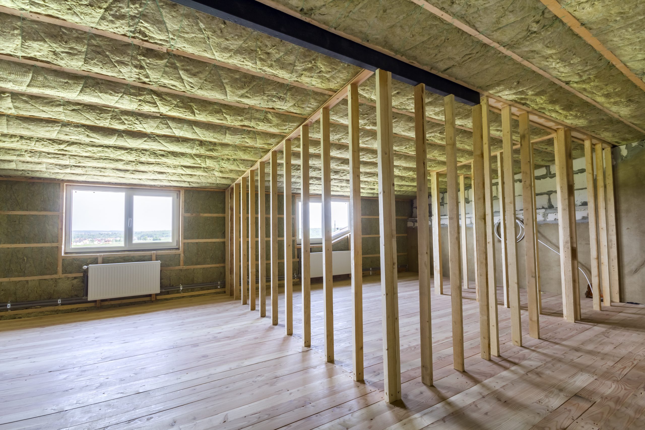 Interiér rozostavaného montovaného drevodomu so stĺpikovou konštrukciou a izoláciou na strope